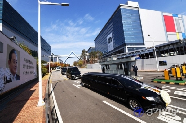 고(故) 이건희 삼성그룹 회장의 운구차량이 28일 오전 삼성전자 화성사업장에서 직원들과 마지막 인사를 나눈 뒤 3게이트를 통해 나오고 있다. 김시범 기자