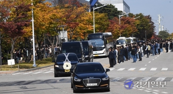 고(故) 이건희 삼성그룹 회장의 운구차량이 28일 오전 삼성전자 화성사업장에서 직원들과 마지막 인사를 나눈 뒤 3게이트를 통해 나오고 있다. 김시범 기자
