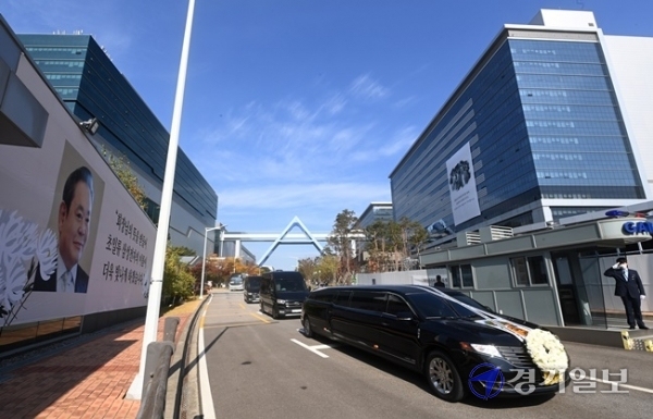 고(故) 이건희 삼성그룹 회장의 운구차량이 28일 오전 삼성전자 화성사업장에서 직원들과 마지막 인사를 나눈 뒤 3게이트를 통해 나오고 있다. 김시범 기자