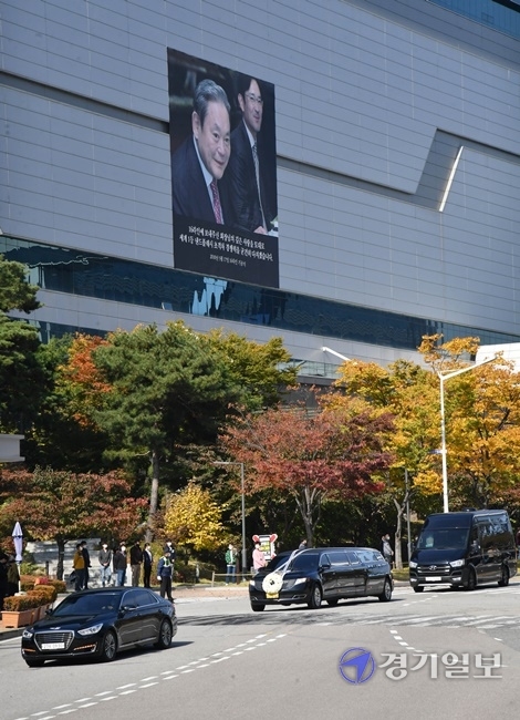 고(故) 이건희 삼성그룹 회장의 운구차량이 28일 오전 삼성전자 화성사업장에서 직원들과 마지막 인사를 나눈 뒤 3게이트를 통해 나오고 있다. 김시범 기자