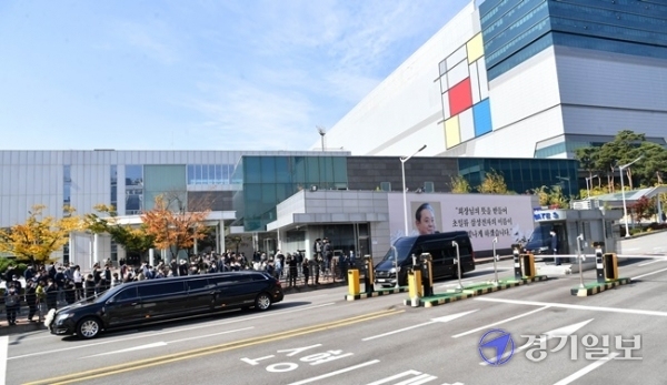 고(故) 이건희 삼성그룹 회장의 운구차량이 28일 오전 삼성전자 화성사업장에서 직원들과 마지막 인사를 나눈 뒤 3게이트를 통해 나오고 있다. 김시범 기자