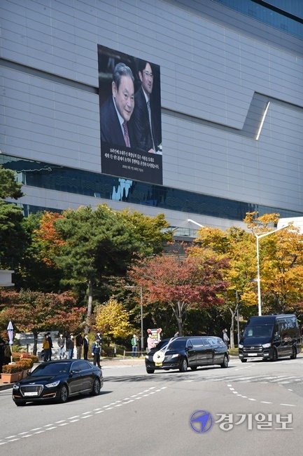 고(故) 이건희 삼성그룹 회장의 운구차량이 28일 오전 삼성전자 화성사업장에서 직원들과 마지막 인사를 나눈 뒤 3게이트를 통해 나오고 있다. 김시범 기자