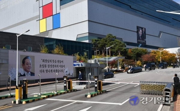 고(故) 이건희 삼성그룹 회장의 운구차량이 28일 오전 삼성전자 화성사업장에서 직원들과 마지막 인사를 나눈 뒤 3게이트를 통해 나오고 있다. 김시범 기자