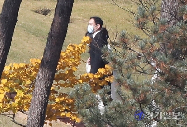28일 오후 수원시 가족선영에 마련된 고(故) 이건희 삼성 회장 장지에서 이재용 삼성전자 부회장을 비롯한 유가족이 운구행렬을 따라 이동하고 있다.조주현기자