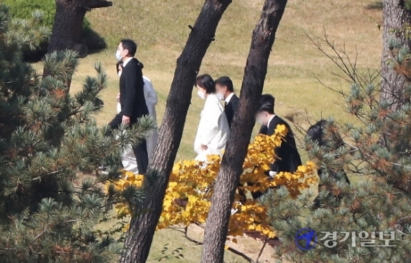 28일 오후 수원시 가족선영에 마련된 고(故) 이건희 삼성 회장 장지에서 이재용 삼성전자 부회장을 비롯한 유가족이 운구행렬을 따라 이동하고 있다.조주현기자