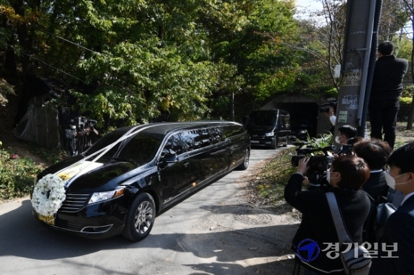 28일 오후 수원시 가족선영에 마련된 고(故) 이건희 삼성 회장 장지에서 이재용 삼성전자 부회장을 비롯한 유가족이 운구행렬을 따라 이동하고 있다.조주현기자