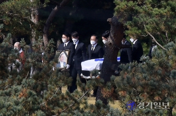 28일 오후 수원시 가족선영에 마련된 고(故) 이건희 삼성 회장 장지에서 이재용 삼성전자 부회장을 비롯한 유가족이 운구행렬을 따라 이동하고 있다.조주현기자