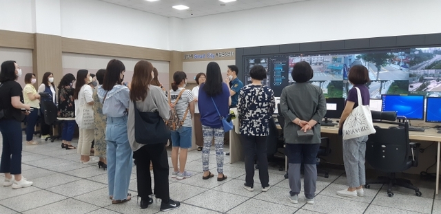 ▲ 시민참여단원들의 오산시스마트시티센터 안전교육 모습