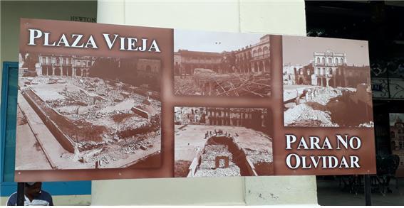 ▲ Plaza Vieja의 복원 당시를 보여주는 현판 사진으로 광장 한 켠에 있다