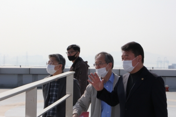 임동주 인천시의회 산업경제위원장이 지난 26일 심형진 지속가능발전협의회 상임회장, 김재용 지속가능경제분과위원장 등과 함께 인천 서구에 있는 로봇랜드를 둘러보고 있다. 인천시의회 제공