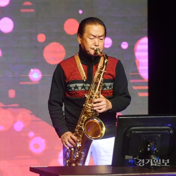 '2020 경기도 어르신 문화예술 경연대회'가 열린 28일 경기아트센터 대극장에서 참가자들이 춤, 기악, 노래, 기타 분야에서 끼와 재능을 선보이고 있다. 이번 경연은 코로나19 예방을 위해 무관중으로 진행됐다. 김시범기자