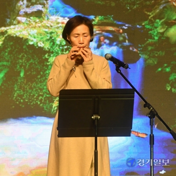 '2020 경기도 어르신 문화예술 경연대회'가 열린 28일 경기아트센터 대극장에서 참가자들이 춤, 기악, 노래, 기타 분야에서 끼와 재능을 선보이고 있다. 이번 경연은 코로나19 예방을 위해 무관중으로 진행됐다. 김시범기자