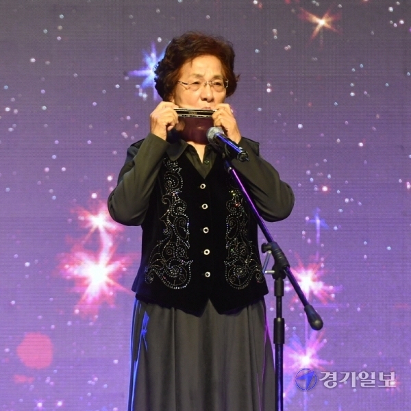 '2020 경기도 어르신 문화예술 경연대회'가 열린 28일 경기아트센터 대극장에서 참가자들이 춤, 기악, 노래, 기타 분야에서 끼와 재능을 선보이고 있다. 이번 경연은 코로나19 예방을 위해 무관중으로 진행됐다. 김시범기자