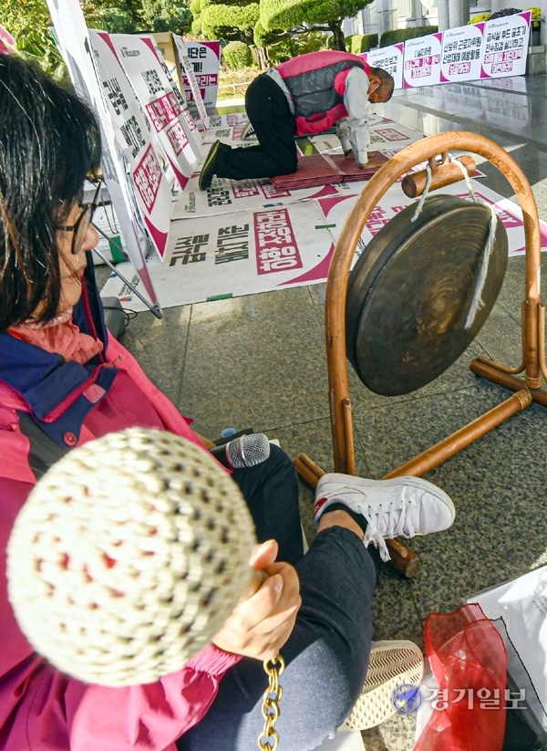 경기도교육청이 영양사와 영양교사를 산안법상 관리감독자로 지정하려고 하자 지역 교육단체들이 반발하고 있다. 전국학교비정규직노동조합 경기지부 회원 등이 29일 오전 경기교육청 앞에서 산업안전보건위원회 사용자 대표와의 면담 등을 요구하는 108배를 하고 있다. 조주현기자