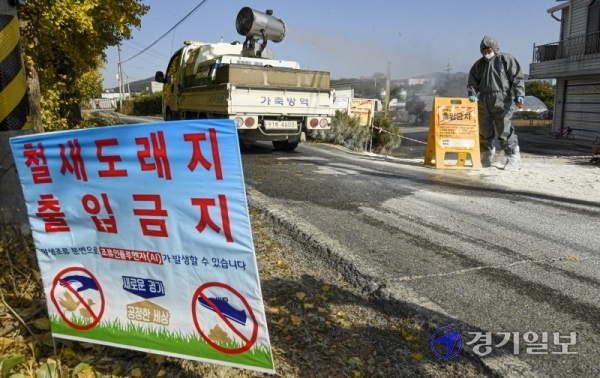 용인시에서 H5N8형 고병원성 조류인플루엔자(AI) 바이러스가 검출된 가운데 29일 오후 용인시 백암면 청미천 인근 양계농가에서 용인축산농협 관계자가 차량 출입을 통제하고 있다. 조주현기자