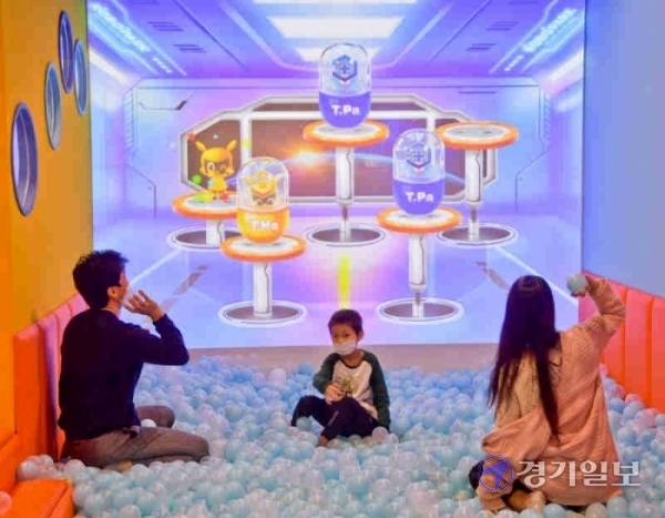 ▲ ① 2005년 개관한 부천 로보파크는 부천테크노파크에 위치하고 있다. 다양한 로봇전시와 체험을 통해 어린이들이 즐거운 시간을 보낼 수 있다. ② 아이들이 애완용 로봇 ‘제니보’의 군무를 관람하고 있다. ③ 로봇물고기가 물속을 헤엄치고 있다. ④ 한 가족이 공을 던져 표적을 맞추는 슈팅모션체험을 하고 있다. ⑤ 한국기술개발원에서 개발한 인간형 로봇 ‘휴보’ 윤원규기자