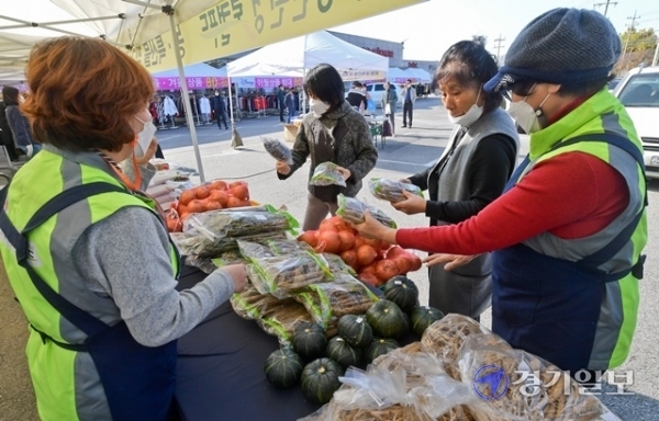30일 오후 남양주시 삼패동에서 열린 '가을맞이 물맑은 양평 농특산물할인행사'에서 시민들이 양평 특산물을 구매하고 있다. 윤원규 기자