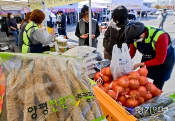 30일 오후 남양주시 삼패동에서 열린 '가을맞이 물맑은 양평 농특산물할인행사'에서 시민들이 양평 특산물을 구매하고 있다. 윤원규 기자