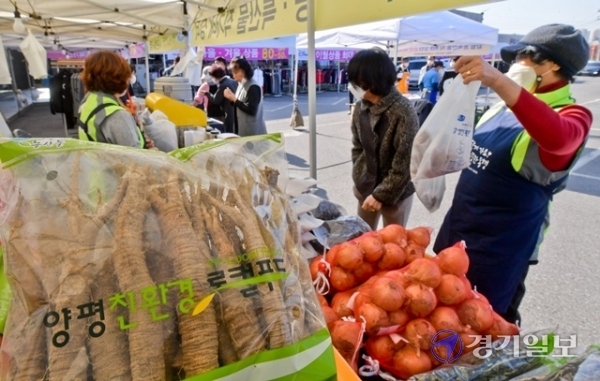 30일 오후 남양주시 삼패동에서 열린 '가을맞이 물맑은 양평 농특산물할인행사'에서 시민들이 양평 특산물을 구매하고 있다. 윤원규 기자