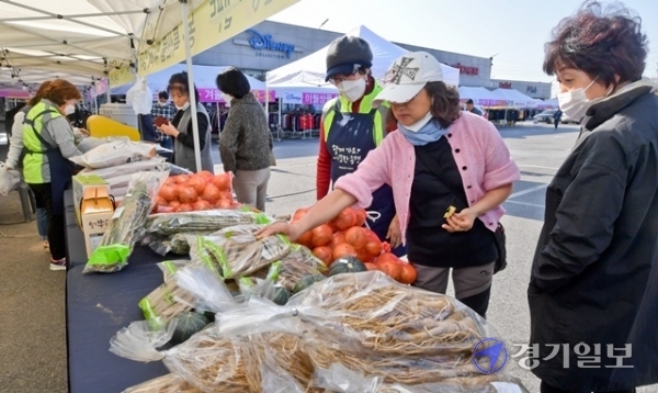30일 오후 남양주시 삼패동에서 열린 '가을맞이 물맑은 양평 농특산물할인행사'에서 시민들이 양평 특산물을 구매하고 있다. 윤원규 기자