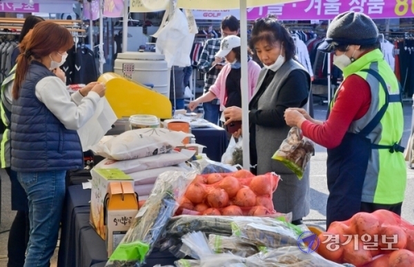 30일 오후 남양주시 삼패동에서 열린 '가을맞이 물맑은 양평 농특산물할인행사'에서 시민들이 양평 특산물을 구매하고 있다. 윤원규 기자