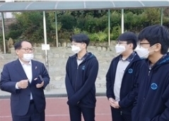 경기도의회 유근식 의원(왼쪽)이 경기항공고등학교 학생들과 이야기를 나누고 있다. 경기항공고등학교 제공