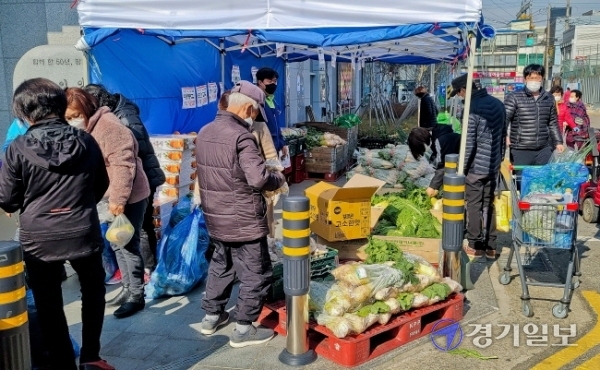 5일 오후 파주시 금촌농협 로컬푸드직매장에서 '김장시즌 로컬푸드 농산물 구매고객 사은품 증정 행사'에 고객들이 농산물을 구매하고 있다.