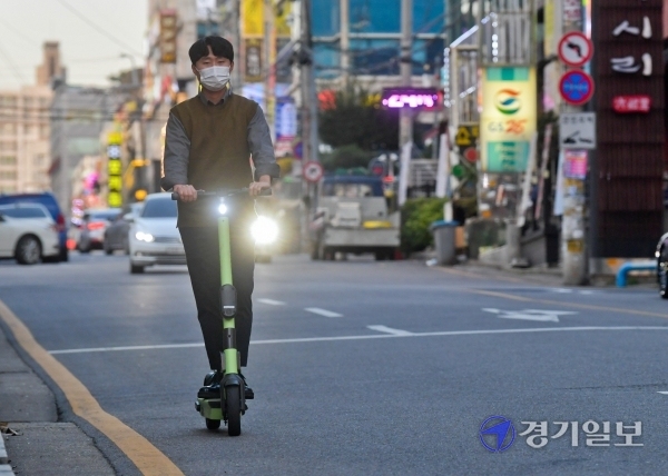 30일 오후 인계동 거리에서 사회부 김현수기자가 전동킥보드를 탑승해보고 있다. 윤원규기자
