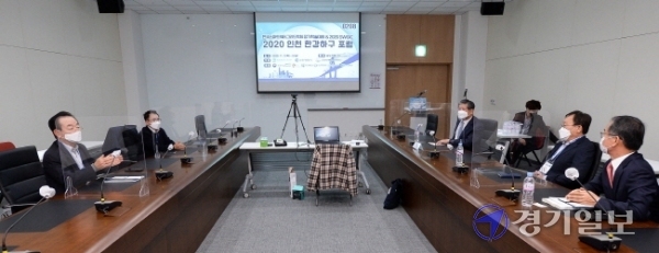 5일 김기태 본보 인천본사 사장과 김영환 인천일보 사장, 최계운 한국스마트워터그리드학회 회장등이  인천 연수구 송도컨벤시아에서  ‘2020 인천 한강하구포럼 언론계 사장단 좌담회’를 하고 있다. 장용준기자