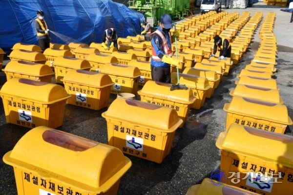 입동(立冬)을 이틀 앞둔 5일 오전 수원시 장안구청 안전건설과 자재창고에서 직원들이 도로에 설치할 제설함을 세척하는 등 월동준비를 하고 있다.  김시범기자