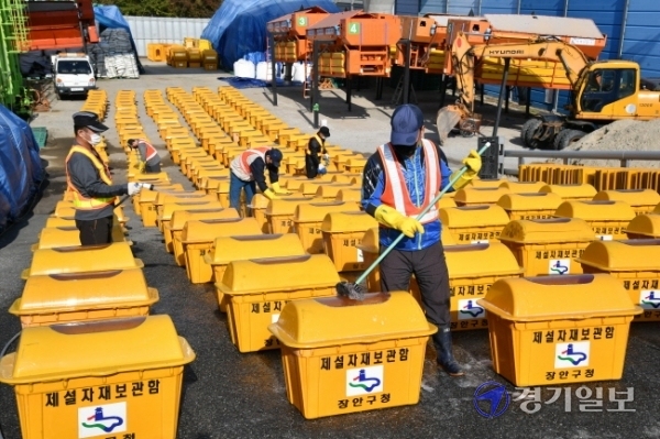 입동(立冬)을 이틀 앞둔 5일 오전 수원시 장안구청 안전건설과 자재창고에서 직원들이 도로에 설치할 제설함을 세척하는 등 월동준비를 하고 있다.  김시범기자