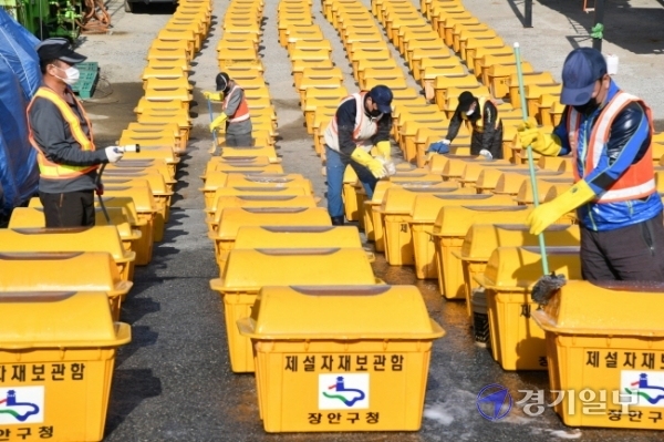 입동(立冬)을 이틀 앞둔 5일 오전 수원시 장안구청 안전건설과 자재창고에서 직원들이 도로에 설치할 제설함을 세척하는 등 월동준비를 하고 있다.  김시범기자
