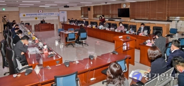 5일 경기도의회 특별위원회 회의실에서 열린 '경기도일자리재단 대표이사 후보자 인사청문회'에서 제윤경 후보자가 의원들의 질의에 답하고 있다. 윤원규기자