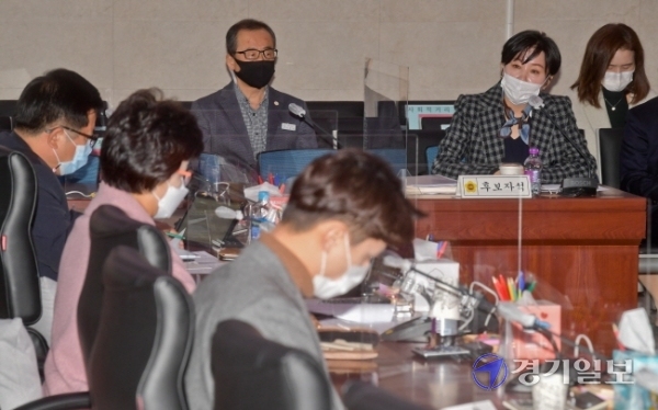 5일 경기도의회 특별위원회 회의실에서 열린 '경기도일자리재단 대표이사 후보자 인사청문회'에서 제윤경 후보자가 의원들의 질의에 답하고 있다. 윤원규기자