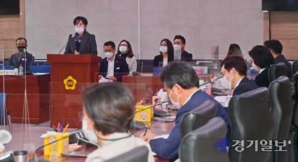 5일 경기도의회 특별위원회 회의실에서 열린 '경기도일자리재단 대표이사 후보자 인사청문회'에서 제윤경 후보자가 의원들의 질의에 답하고 있다. 윤원규기자