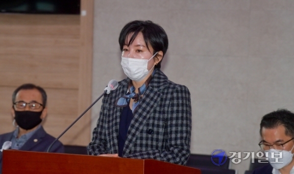 5일 경기도의회 특별위원회 회의실에서 열린 '경기도일자리재단 대표이사 후보자 인사청문회'에서 제윤경 후보자가 의원들의 질의에 답하고 있다. 윤원규기자