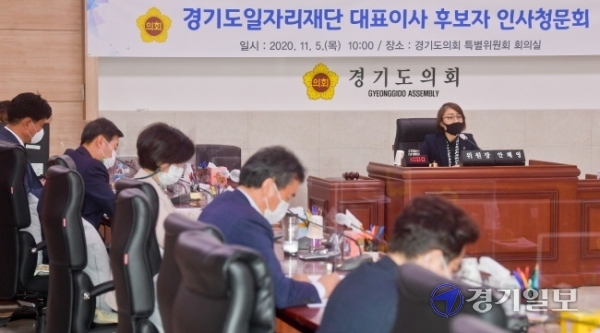 5일 경기도의회 특별위원회 회의실에서 열린 '경기도일자리재단 대표이사 후보자 인사청문회'에서 제윤경 후보자가 의원들의 질의에 답하고 있다. 윤원규기자