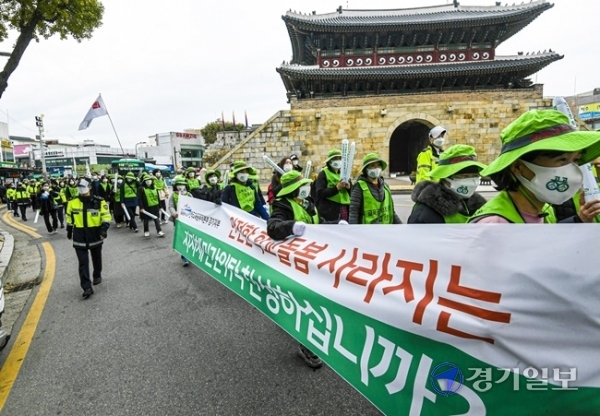 총파업에 돌입한 초등돌봄전담사들이 6일 수원시 팔달문 일대에서 온종일 돌봄체계 운영·지원에 관한 특별법안(온종일돌봄특별법)' 철회와 돌봄교실 지자체 이관 중단, 돌봄전담사 상시전일제 전환, 학교돌봄 법제화 등을 등을 요구하며 행진을 하고 있다. 조주현 기자