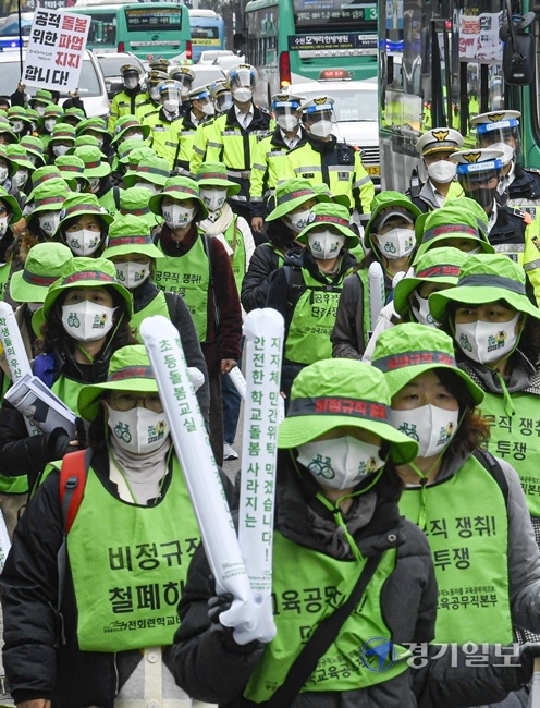 총파업에 돌입한 초등돌봄전담사들이 6일 수원시 팔달문 일대에서 온종일 돌봄체계 운영·지원에 관한 특별법안(온종일돌봄특별법)' 철회와 돌봄교실 지자체 이관 중단, 돌봄전담사 상시전일제 전환, 학교돌봄 법제화 등을 등을 요구하며 행진을 하고 있다. 조주현 기자