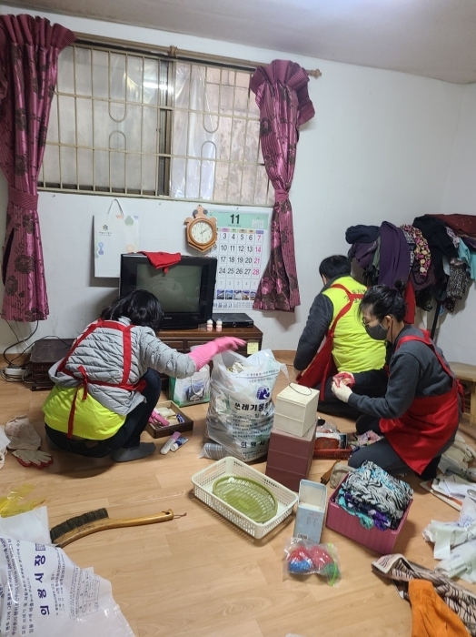 ▲ 고천동 지역사회보장협의체 주거환경개선 봉사 현장.