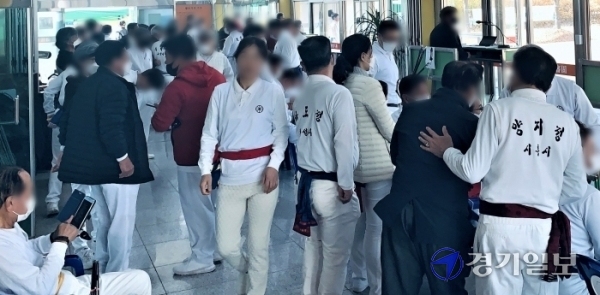8일 경기도궁도협회장기 궁도대회가 열리고 있는 시흥시 시흥정에서 선수 등 참가자들이 뒤엉켜 있어 코로나19 방역에 비상이 걸렸다. 김형수기자