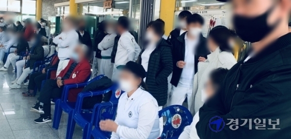 8일 경기도궁도협회장기 궁도대회가 열리고 있는 시흥시 시흥정에서 선수 등 참가자들이 뒤엉켜 있어 코로나19 방역에 비상이 걸렸다. 김형수기자