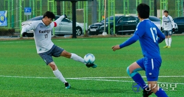 8일 오후 안성맞춤 축구장에서 열린 '2020 안성맞춤컵 전국 50,60 축구대회'에서 50대 결승 안양시와 익산시가 열띤 경기를 펼치고 있다.윤원규기자