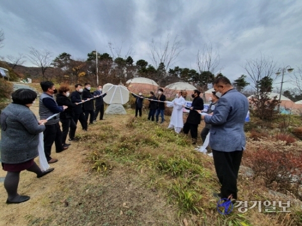 이천 설봉공원 내 문학동산에 설치된 친일 문인파 이인직 기념비 앞에서 이천지역 시민사회단체들이 철거 퍼포먼스를 벌이고 있다. 김정오기자