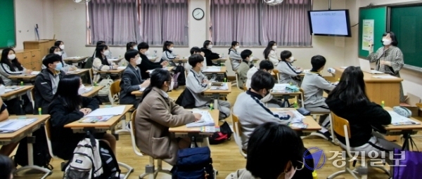 9일 오후 수원시 팔달구 정천중학교에서 열린 '2020 NIE 프로그램 1일기자 체험' 2차수업에서 학생들이 본보 지면을 살펴보고 있다. 윤원규기자