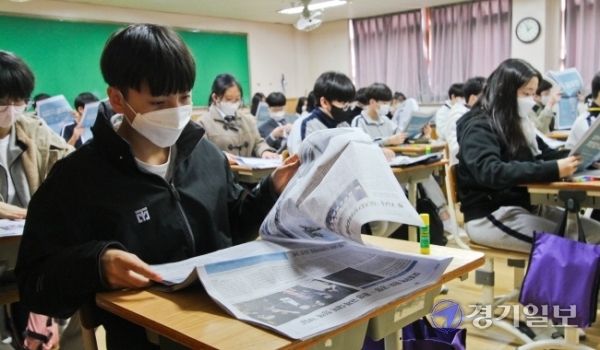 9일 오후 수원시 팔달구 정천중학교에서 열린 '2020 NIE 프로그램 1일기자 체험' 2차수업에서 학생들이 본보 지면을 살펴보고 있다. 윤원규기자