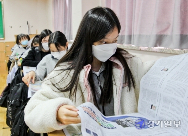 9일 오후 수원시 팔달구 정천중학교에서 열린 '2020 NIE 프로그램 1일기자 체험' 2차수업에서 학생들이 본보 지면을 살펴보고 있다. 윤원규기자
