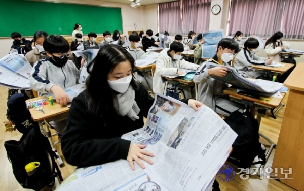 9일 오후 수원시 팔달구 정천중학교에서 열린 '2020 NIE 프로그램 1일기자 체험' 2차수업에서 학생들이 본보 지면을 살펴보고 있다. 윤원규기자
