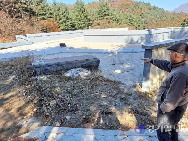 이희원 (사)남양주시 반딧불이 보전회장이 마무리공사가 이뤄지지 않은 남양주시 수동면 물맑음수목원 내 반딧불이 생태학습관 옥상 부분에 쌓여 있는 자재를 가리키고 있다. 심재학기자