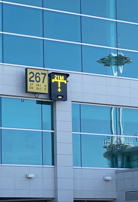 인천국제공항 제2여객터미널에 설치한 국산 시각주기유도시스템 테스트 제품<인천공항공사 제공>